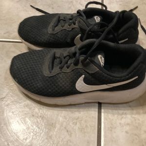 Nike sneaker boys size4y